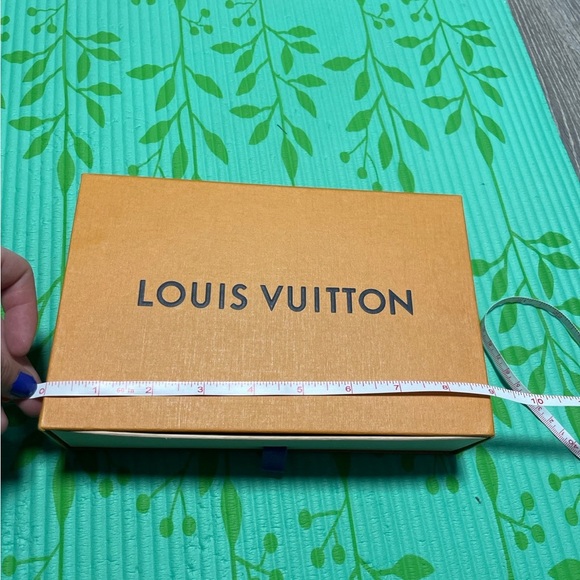 Empty box - Picture 2 of 3